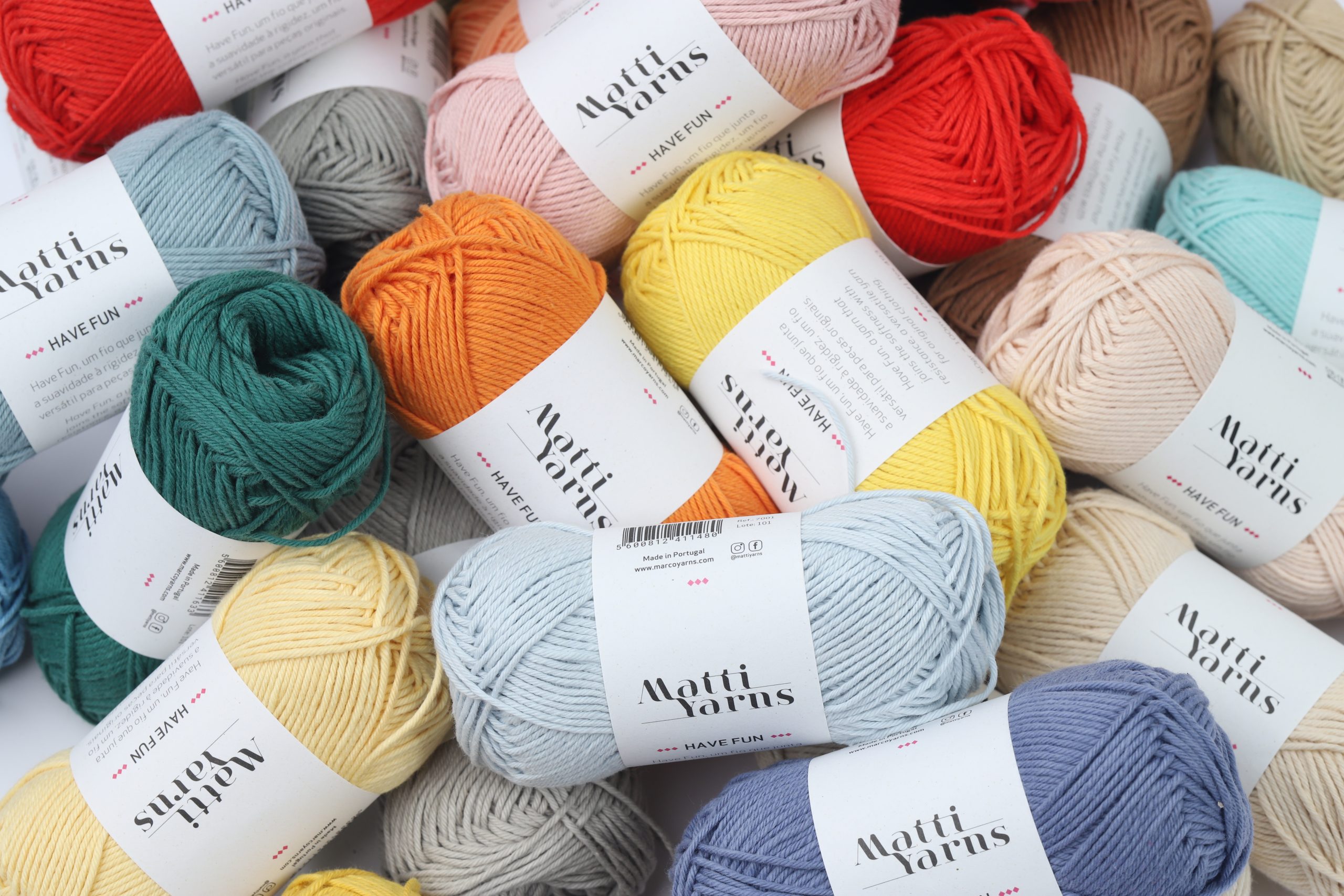 Fios artesanais de uma marca de fios portuguesa prontos para tricot e crochet